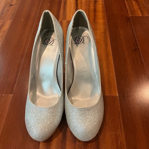 My Delicious Shoes Silver Heels Glitter Finish Closed Toe Pumps Dress Size 10 - Picture 1 of 9